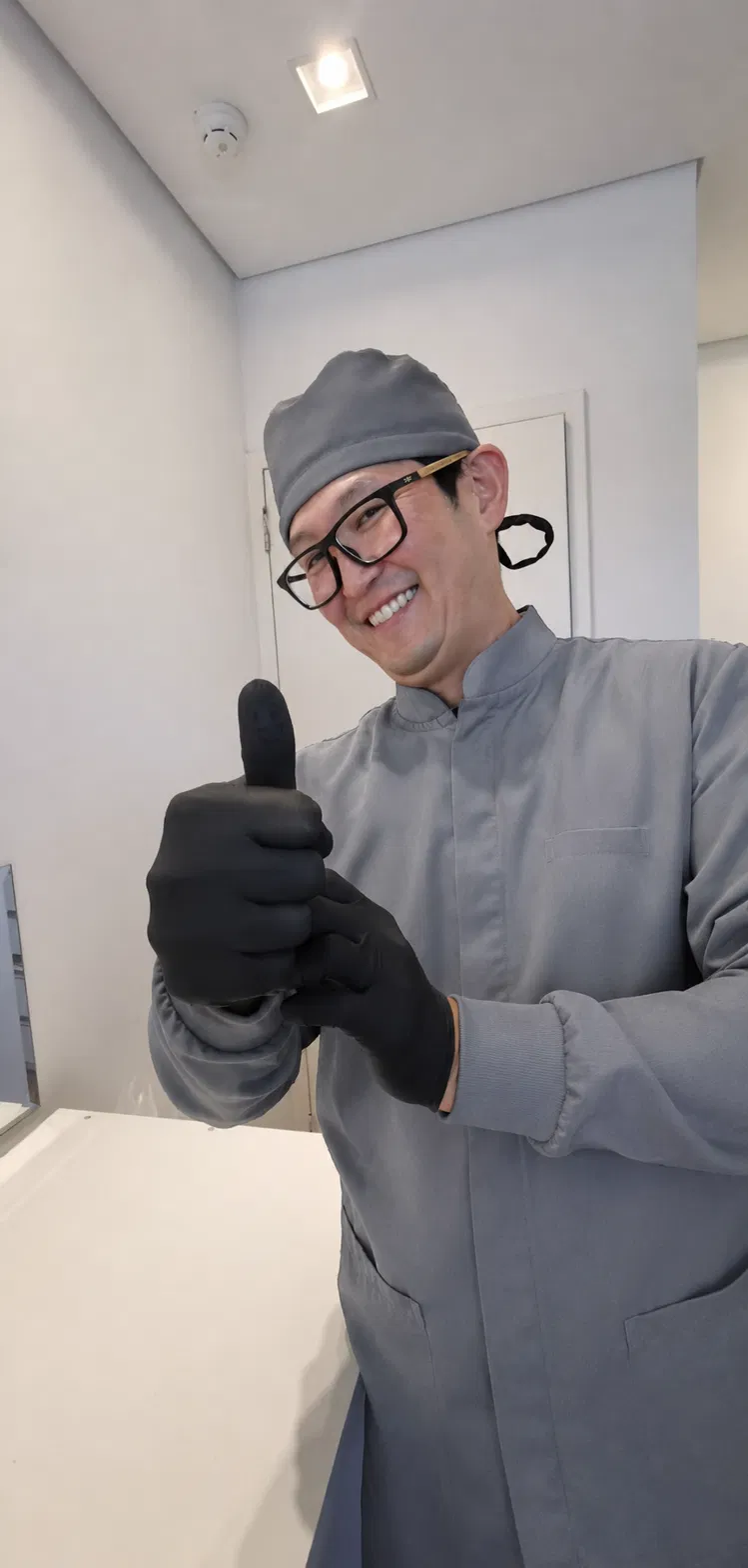 Dr. Helder preparado para um procedimento no consultório